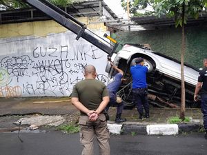 Mobil Nyungsep ke Parit gegara Pengemudi Ngantuk