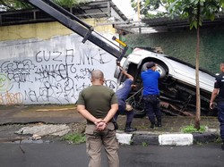 Mobil Nyungsep ke Parit gegara Pengemudi Ngantuk