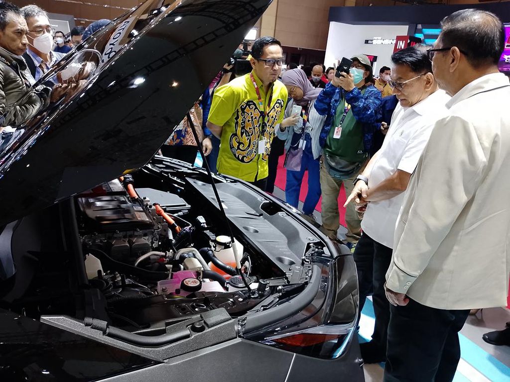 Moeldoko Mampir ke Booth Toyota di IIMS 2023, Lihat-lihat bZ4X