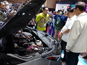 Moeldoko Mampir ke Booth Toyota di IIMS 2023, Lihat-lihat bZ4X Moeldoko Mampir ke Booth Toyota di IIMS 2023, Lihat-lihat bZ4X