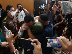 Divonis 10 Bulan Bui, AKP Irfan Widyanto Sujud di Kaki Ibunda Divonis 10 Bulan Bui, AKP Irfan Widyanto Sujud di Kaki Ibunda