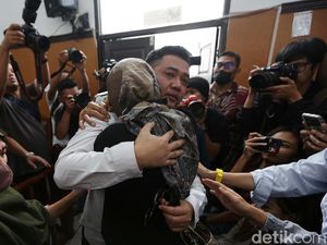 Momen AKP Irfan Peluk Istri-Ortu Usai Divonis 10 Bulan Penjara