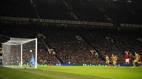 MU tertinggal 0-1 lebih dulu di babak pertama lewat eksekusi penalti Robert Lewandowski.  