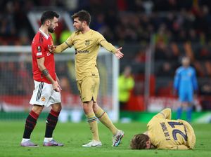 Ups! Bruno Fernandes Tendang Bola ke De Jong yang Lagi Terkapar