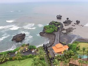 Nongkrong Sambil Melihat Indahnya Sunset di Pantai Mengening Nongkrong Sambil Melihat Indahnya Sunset di Pantai Mengening