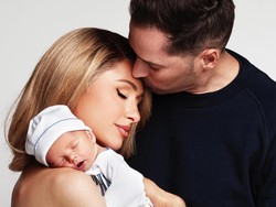 Potret Bahagia Paris Hilton Cium Anak Pertama