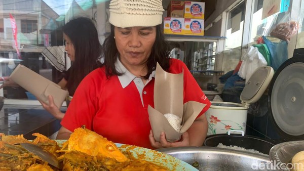 Pedagang nasi di Balige saat event F1H2O. (Kartika Sari/detikSumut)