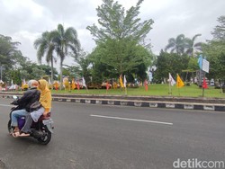 Warna-warni Bendera Parpol di Ciamis, Warga: Sareukseuk!