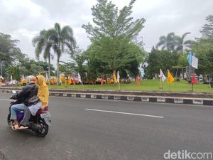 Warna-warni Bendera Parpol di Ciamis, Warga: Sareukseuk! Warna-warni Bendera Parpol di Ciamis, Warga: Sareukseuk!