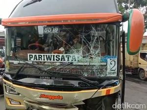 Bus Pariwisata Tabrak 6 Kendaraan di Jalan Raya Padalarang