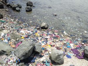 Pantai Leato Gorontalo Disoroti Banyak Sampah, DLH Turun Tangan Pantai Leato Gorontalo Disoroti Banyak Sampah, DLH Turun Tangan