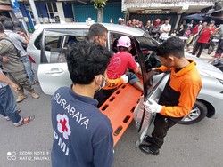 Pengemudi Avanza di Surabaya Meninggal Saat Nyetir, Lalin Tersendat