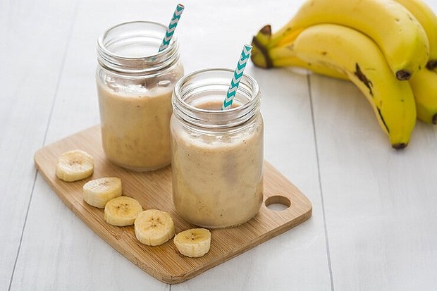 Pisang membantu kenyang lebih lama sehingga aman dikonsumsi malam/Foto: Freepik.com/ Smoothies pisang jadi pilihan camilan lezat namun sehat saat malam.