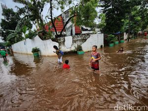 Potret Petogogan yang Kebanjiran Hingga Siang Ini