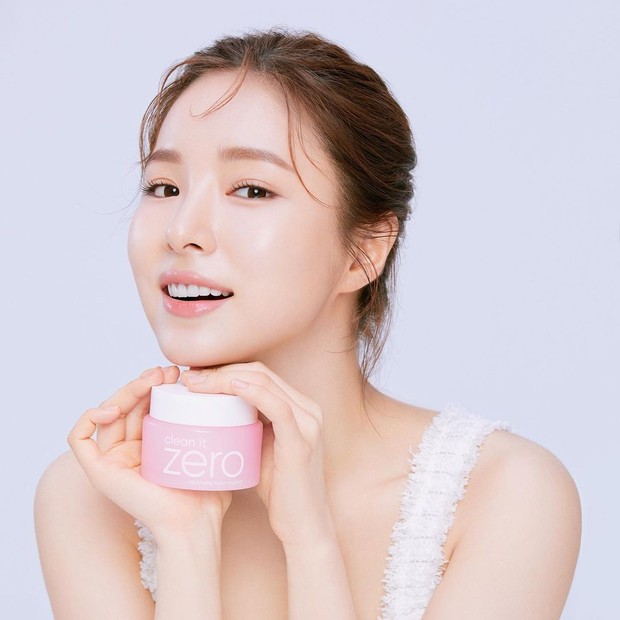 Potret Shin Se Kyung bersama produk Clean It Zero