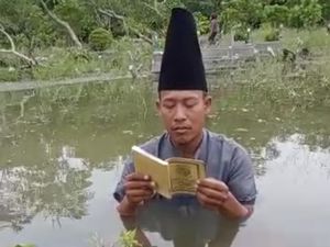 MUI Gresik Sentil Pria Baca Yasin di Tengah Makam yang Banjir demi Konten MUI Gresik Sentil Pria Baca Yasin di Tengah Makam yang Banjir demi Konten