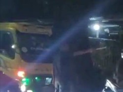 Pria Ngamuk Pukul Truk Pakai Kunci Roda di Bogor Dipicu Serempetan