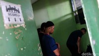 Rupanya, jauh sebelum menjadi wasit, Rohani sudah lebih dulu berjualan kembang tahu keliling untuk menafkahi keluarganya. Sejak lulus SMA, Rohani sudah diajak oleh almarhum Ayahnya untuk berjualan kembang tahu. Rohani pun memilih untuk berjualan di kawasan Pondok Indah.