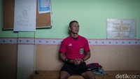 Meski sudah menjadi wasit dengan lisensi C1, Rohani tetap memilih mempertahankan profesinya sebagai penjual kembang tahu keliling. Awalnya bersama sang kakak ia berjualan di kawasan Pademangan Jakarta Utara. Setelah menikah ia dan sang istri pindah ke kawasan Jakarta Selatan. 