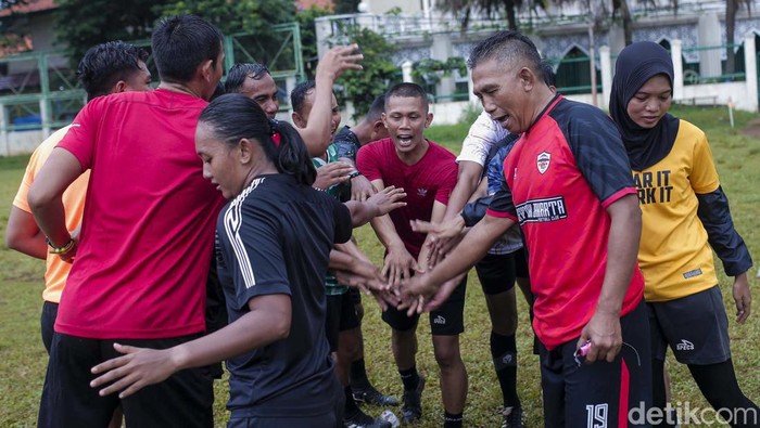 Redupnya Sang Pengadil Lapangan Hijau Nyambi Jualan Kembang Tahu Belum lama ini viral seorang wasit Liga 2 yang harus menghidupi keluarganya dengan nyambi berjualan kembang tahu keliling.
Ketua PSSI yang baru terpilih, Erick Thohir pun menyempatkan diri untuk mengecek kondisi di lapangan. Benar saja salah seorang wasit bernama Rohani itu pun membuat hatinya terketuk.
