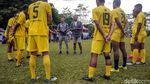Redupnya Sang Pengadil Lapangan Hijau Nyambi Jualan Kembang Tahu