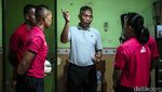 Redupnya Sang Pengadil Lapangan Hijau Nyambi Jualan Kembang Tahu