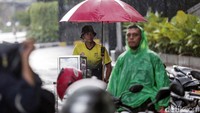 Beginilah profesi sehari-hari yang harus Rohani jalani diluar lapangan hijau. Semua dilakukan dengan ikhlas demi memenuhi kebutuhan hidupnya bersama istri dan anak-anaknya.