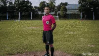 Redupnya Sang Pengadil Lapangan Hijau Nyambi Jualan Kembang Tahu