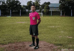 Redupnya Sang Pengadil Lapangan Hijau Nyambi Jualan Kembang Tahu Redupnya Sang Pengadil Lapangan Hijau Nyambi Jualan Kembang Tahu