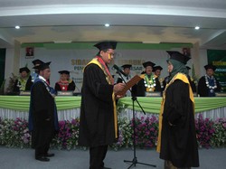 Bikin Baper! Saat Rektor IAIN Kudus Melantik Istrinya sebagai Guru Besar