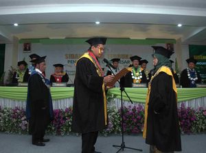 Bikin Baper! Saat Rektor IAIN Kudus Melantik Istrinya sebagai Guru Besar Bikin Baper! Saat Rektor IAIN Kudus Melantik Istrinya sebagai Guru Besar