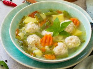 3 Resep Sup Bakso Ayam Kuah Kaldu Bening yang Ringan Segar 3 Resep Sup Bakso Ayam Kuah Kaldu Bening yang Ringan Segar