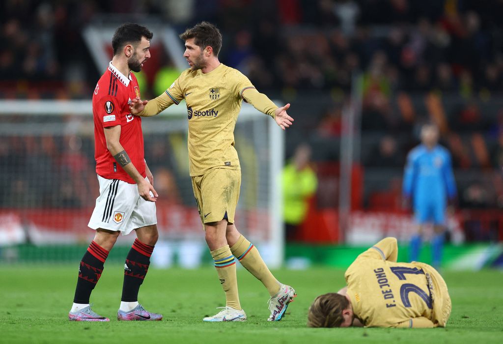 Soccer Football - Europa League - Play-Off Second Leg - Manchester United v FC Barcelona - Old Trafford, Manchester, Britain - February 23, 2023 Manchester United's Bruno Fernandes clashes with FC Barcelona's Sergi Roberto REUTERS/Carl Recine