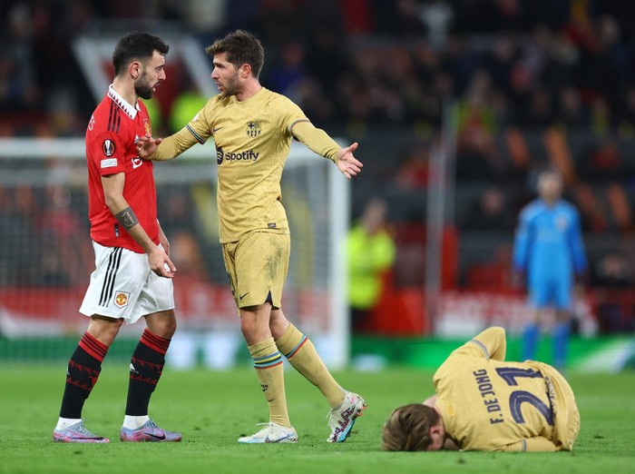 Ribut-ribut di Laga Manchester United Vs Barcelona Soccer Football - Europa League - Play-Off Second Leg - Manchester United v FC Barcelona - Old Trafford, Manchester, Britain - February 23, 2023 Manchester United's Bruno Fernandes clashes with FC Barcelona's Sergi Roberto REUTERS/Carl Recine
