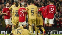 Seketika para pemain dari kedua tim saling berkerumun, yang membuat wasit melayangkan kartu kuning kepada Fernandes dan Franck Kessie. AP/Dave Thompson  