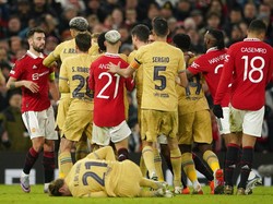 Seketika para pemain dari kedua tim saling berkerumun, yang membuat wasit melayangkan kartu kuning kepada Fernandes dan Franck Kessie. AP/Dave Thompson  