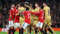 Pertandingan kemudian kembali bergulir, tapi tensi masih tetap tinggi. Di akhir laga, MU menjadi kubu yang tersenyum karena mampu melaju ke babak 16 besar. Reuters/Carl Recine  