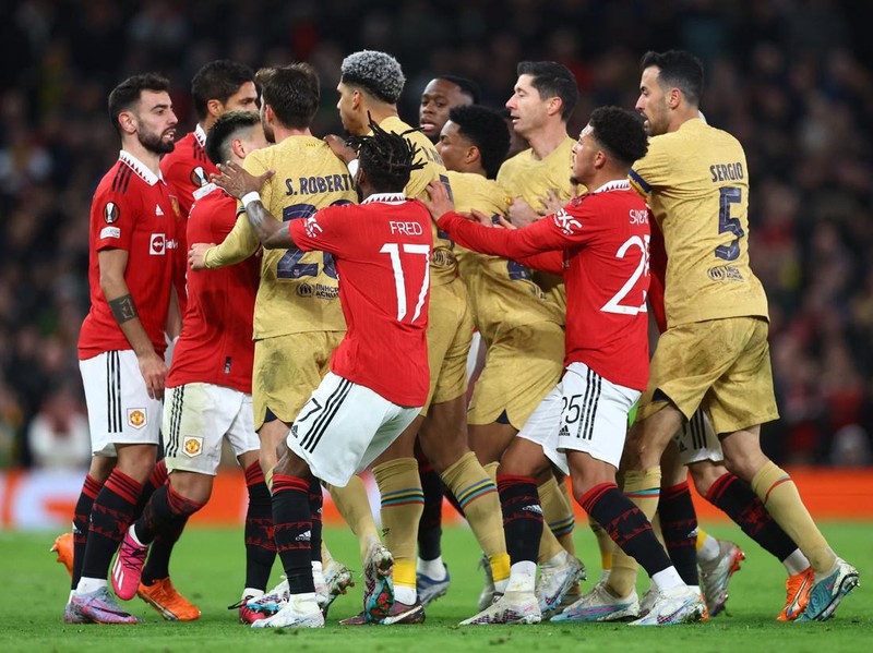 Soccer Football - Europa League - Play-Off Second Leg - Manchester United v FC Barcelona - Old Trafford, Manchester, Britain - February 23, 2023 Manchester United's Bruno Fernandes clashes with FC Barcelona's Sergi Roberto REUTERS/Carl Recine