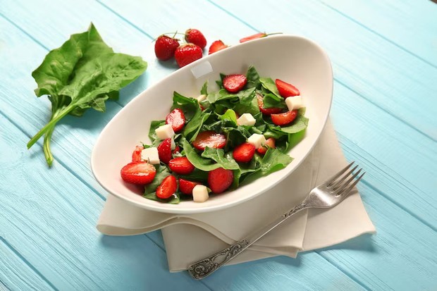 Salad bayam stawberry menjadi camilan malam yang sehat bagi penggiat diet/Foto:Freepik.com/Freepik Konsumsi salad bayam stawberry bisa bantu meningkatkan kualitas tidur juga menjaga berat badan.