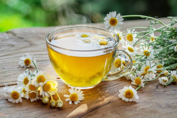 Teh Oolong dan Chamomile. Teh oolong memiliki kandungan kafein yang sedang, satu cangkir teh oolong (240 ml) mengandung sekitar 37-55 mg kafein. Sementara teh chamomile umumnya dimakan selaku  minuman yang menenangkan, tetapi juga mengandung kafein meski dalam jumlah kecil. Satu cangkir teh chamomile (240 ml) mengandung sekitar 2 mg kafein.