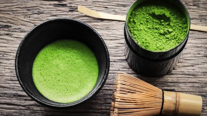 Matcha. Matcha yaitu jenis teh hijau yang dihaluskan menjadi bubuk. Satu cangkir matcha (240 ml) mengandung sekitar 70 mg kafein.