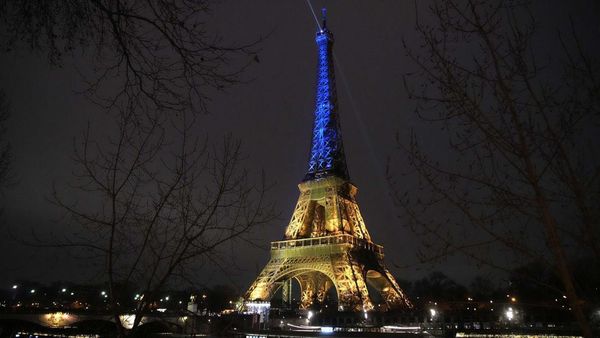 Setahun Perang Ukraina, Cahaya Biru-Kuning Selimuti Menara Eiffel