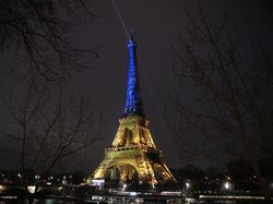 Setahun Perang Ukraina, Cahaya Biru-Kuning Selimuti Menara Eiffel