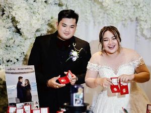 Pengantin Viral Bagi-bagi Souvenir Pernikahan Emas Batangan Rp 4 Juta Pengantin Viral Bagi-bagi Souvenir Pernikahan Emas Batangan Rp 4 Juta