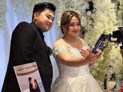 Pengantin Ini Bagi-bagi Suvenir Emas Batangan di Pernikahan Mereka