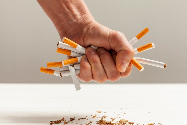 stop smoking/foto: freepik.com/freepik kurangi konsumsi rokok agar dapat hidup panjang