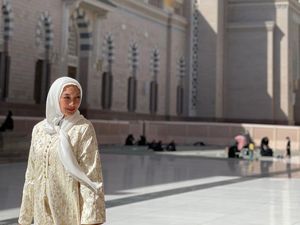 8 Foto Tata Cahyani Eks Tommy Soeharto Umrah, Netizen Salfok Cantiknya Awet