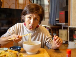 Makanan Panas Sebaiknya Tidak Ditiup, Ini Alasan Ilmiahnya