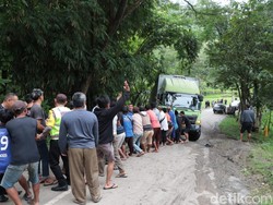 Truk Trailer Tak Kuat Nanjak, Jalur Ponorogo-Pacitan Macet Hinggga 3 Km