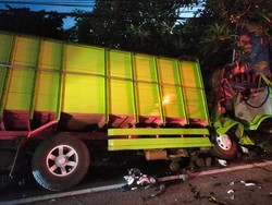 Truk Remuk Parah Setelah Tabrak Motor dan Masuk Selokan